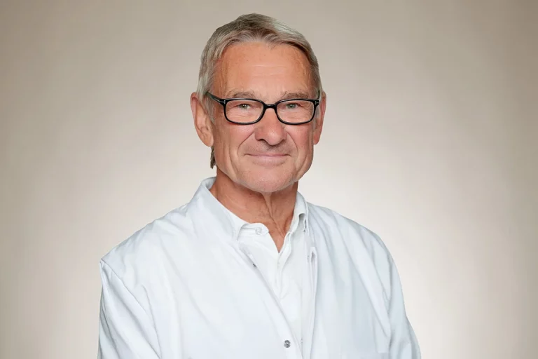 Prof. Dr. med. Rainer Willy Hauck, Facharzt fuer Innere Medizin und Pneumologie, im weissen Arztkittel
